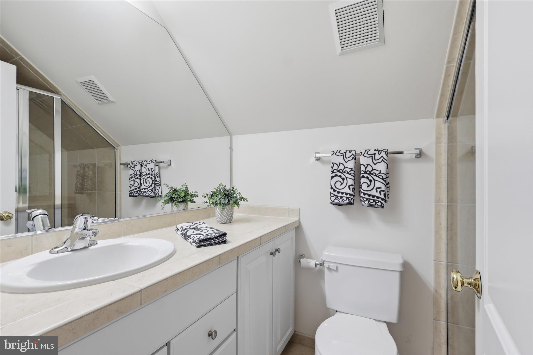8277 Roxborough Loop Gainesville, VA 20155 - Photo 39 of 84 Upper Level Full Bath