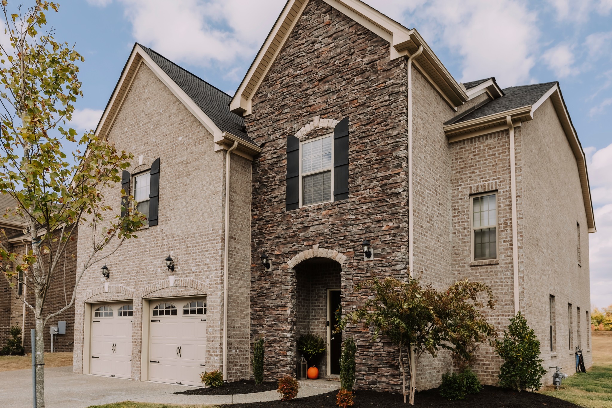 406 Quarry Road Gallatin, TN 37066 - Photo 2 of 9 a front view of a house with plants