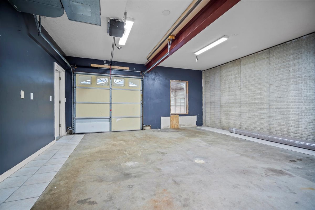 561 County Road 2000 East Secor, IL 61771 - Photo 17 of 31 en empty room with windows and ceiling fan