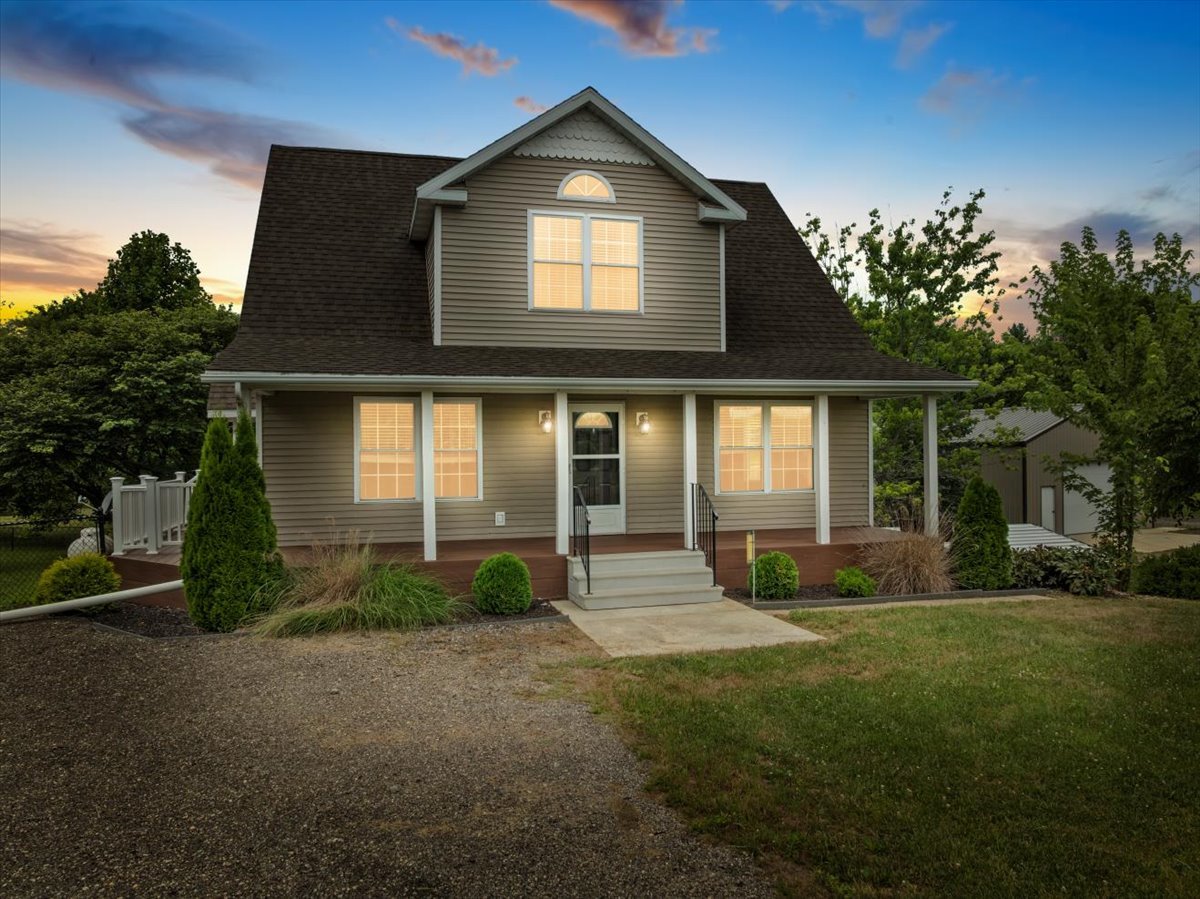 561 County Road 2000 East Secor, IL 61771 - Photo 31 of 31 a front view of a house with garden