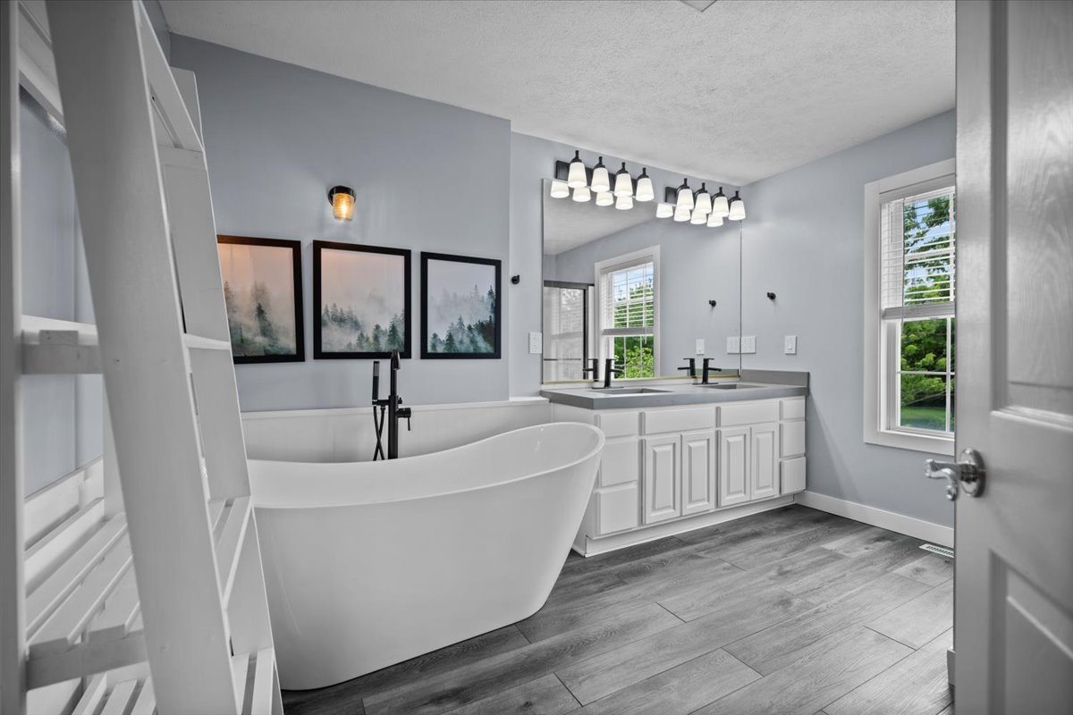 561 County Road 2000 East Secor, IL 61771 - Photo 9 of 31 a very nice looking room with a large window