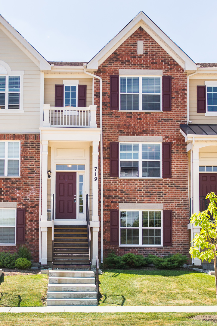 719 Hickory Street Mundelein, IL 60060 - Photo 2 of 36