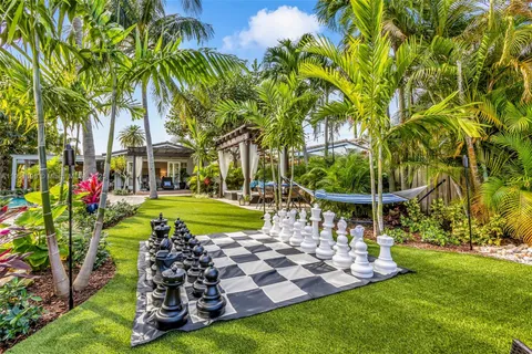 a view of entryway with a flower pot