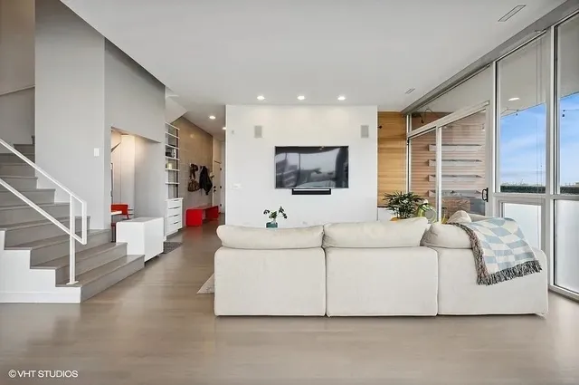 $700,000 | 2157 West Division Street, Unit 401, Chicago, IL 60622