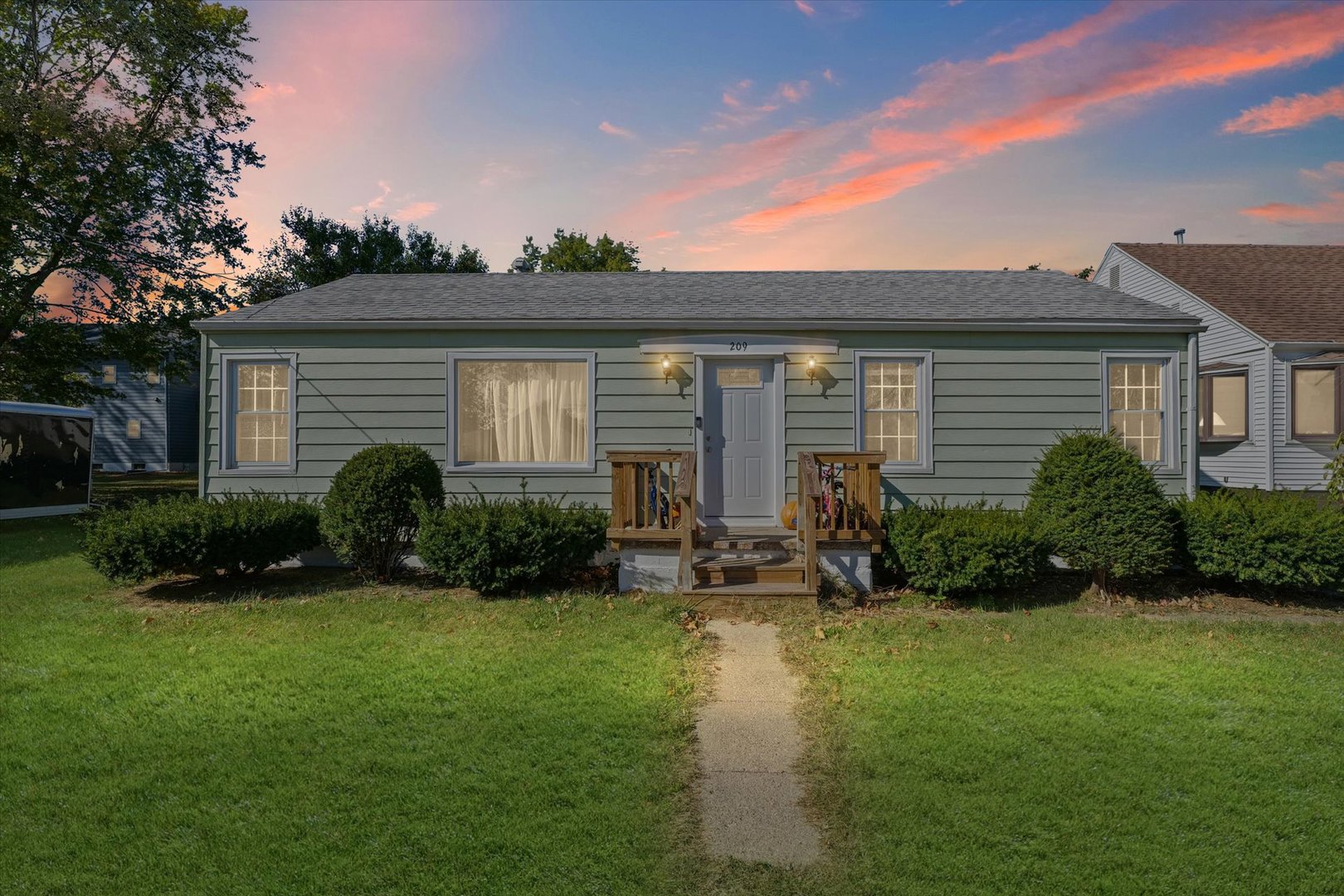 209 South Walnut Street Buckley, IL 60918 - Photo 3 of 30 a front view of house with yard and green space