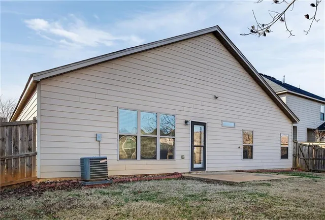 a view of a house with backyard