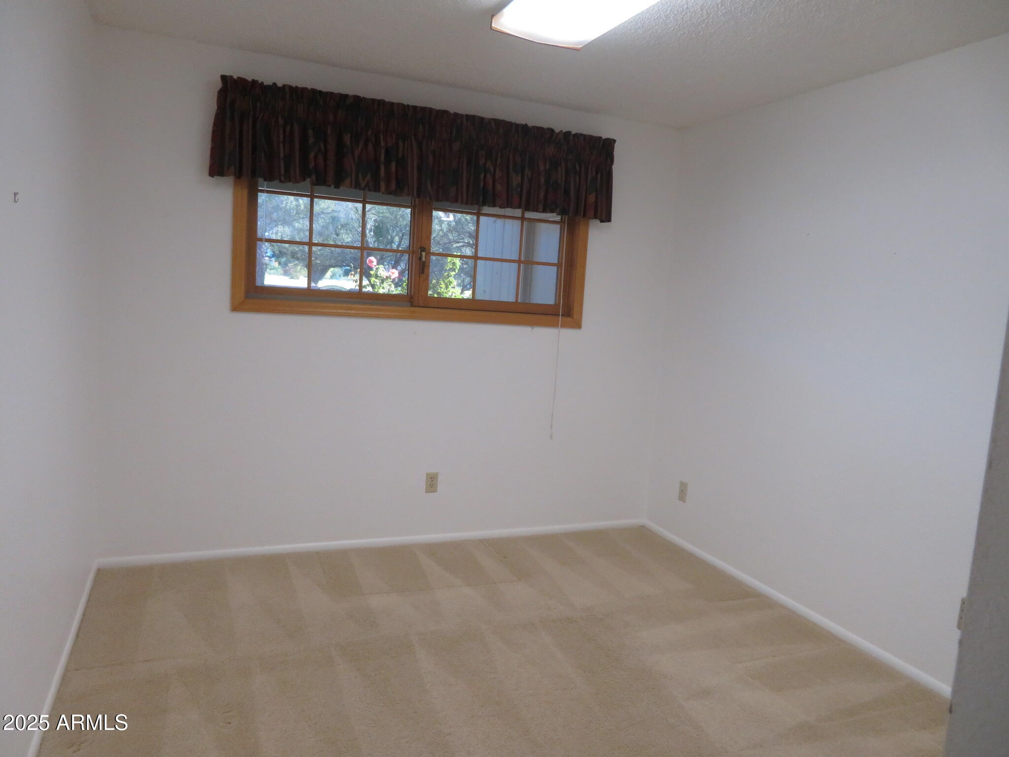 3720 Greenbrier Road Sierra Vista, AZ 85650 - Photo 20 of 30 an empty room with a window