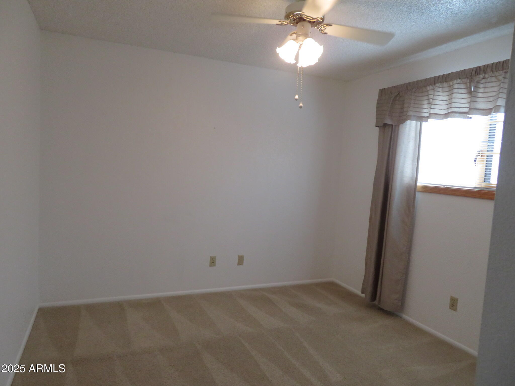 3720 Greenbrier Road Sierra Vista, AZ 85650 - Photo 21 of 30 an empty room with a window