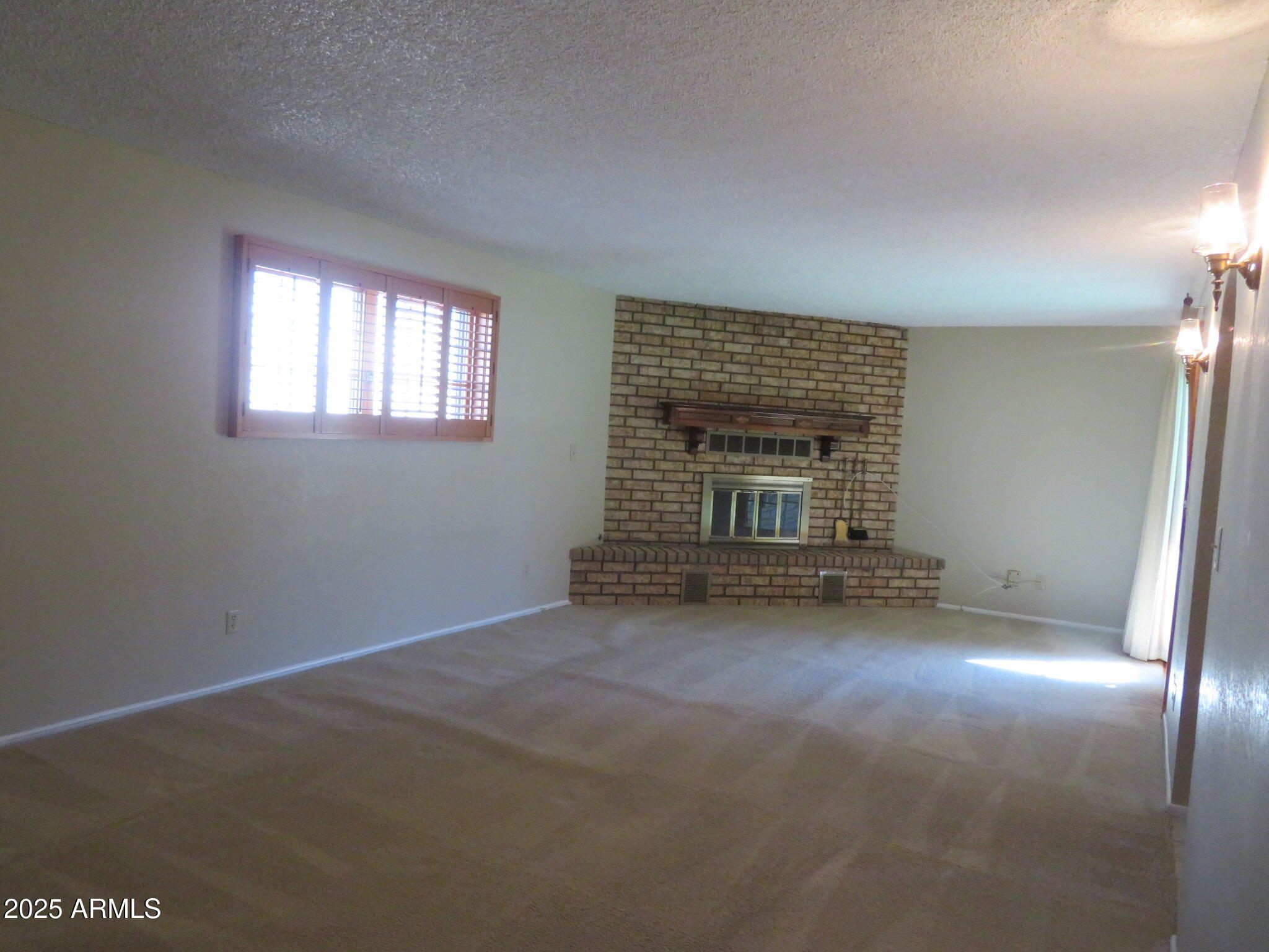 3720 Greenbrier Road Sierra Vista, AZ 85650 - Photo 6 of 30 an empty room with a fireplace