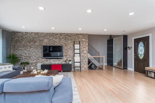 $3,500 | 2407 North Lafayette Street, Arlington Heights, IL 60004