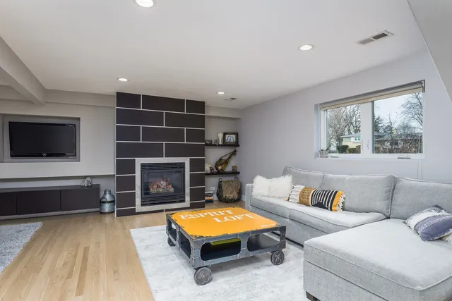 $3,500 | 2407 North Lafayette Street, Arlington Heights, IL 60004