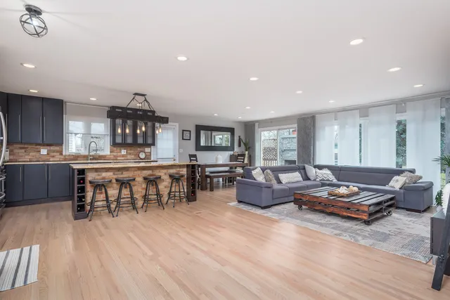 $3,500 | 2407 North Lafayette Street, Arlington Heights, IL 60004