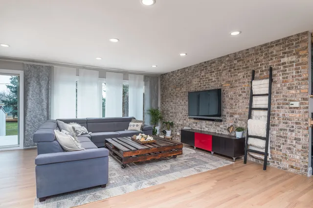 $3,500 | 2407 North Lafayette Street, Arlington Heights, IL 60004