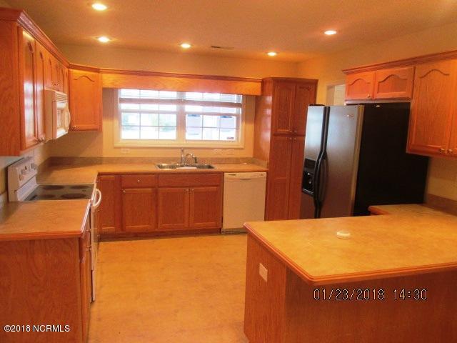 305 Conner Grant Road New Bern, NC 28562 - Photo 3 of 14 305 Conner Grant Kitchen