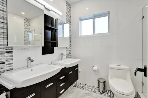 $1,295,000 | 18641 Northeast 21st Avenue, Miami, FL 33179