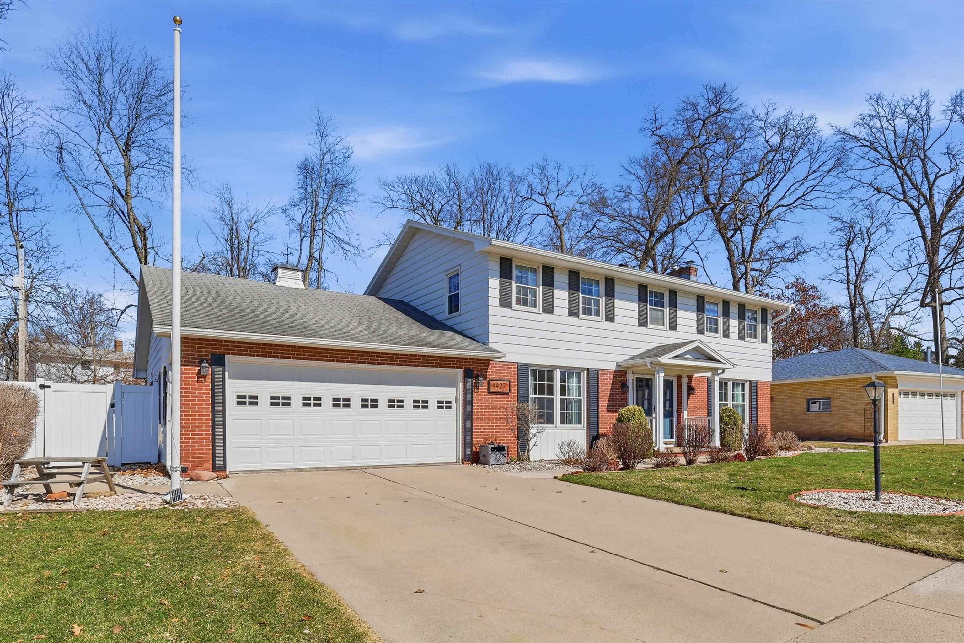 1427 Springdale Lane Green Bay, WI 54304 - Photo 3 of 31