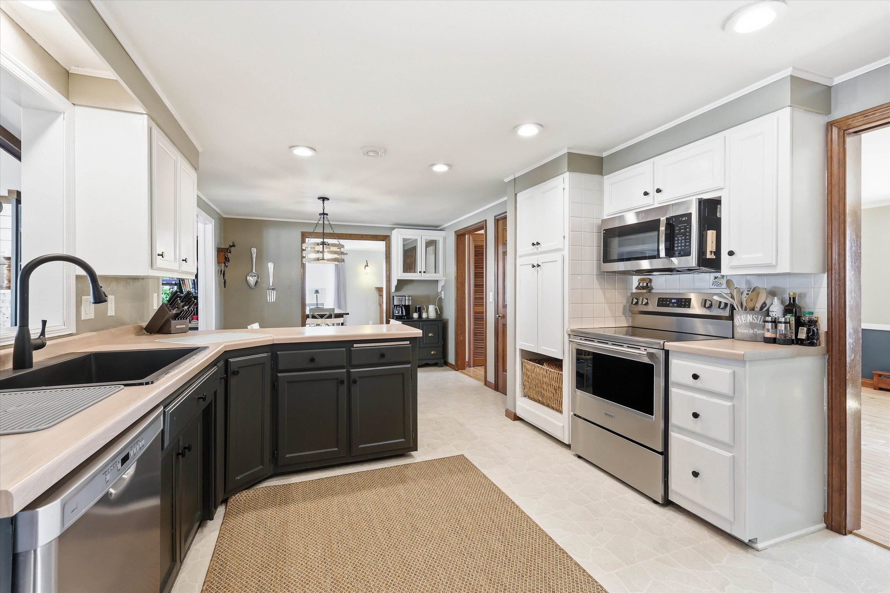 1427 Springdale Lane Green Bay, WI 54304 - Photo 10 of 31