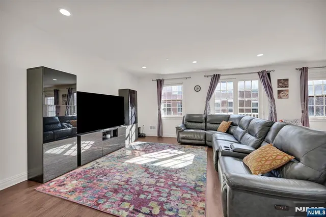 $1,200,000 | 6 Gable Walk, Livingston, NJ 07039