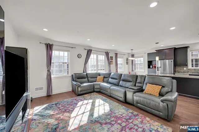 $1,200,000 | 6 Gable Walk, Livingston, NJ 07039