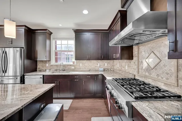 $1,200,000 | 6 Gable Walk, Livingston, NJ 07039