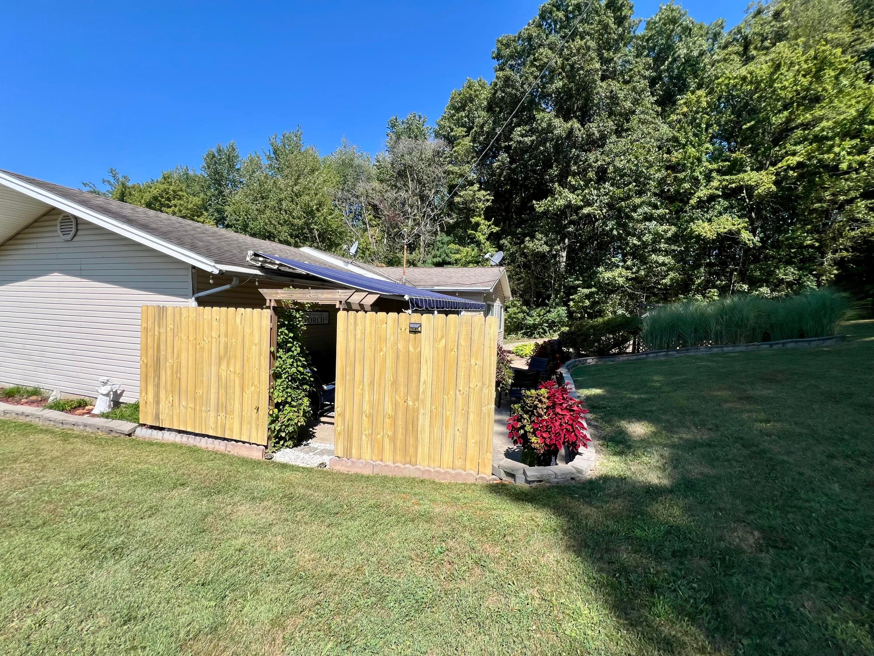 5368 Hopewell Church Road Southwest Lancaster, OH 43130 - Photo 38 of 41 Patio Privacy Fence