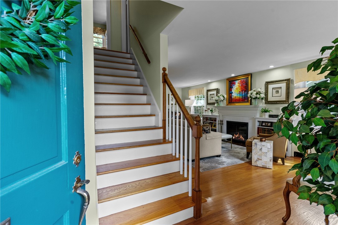 180 Lansdowne Road Warwick, RI 02888 - Photo 4 of 50 Welcome home!