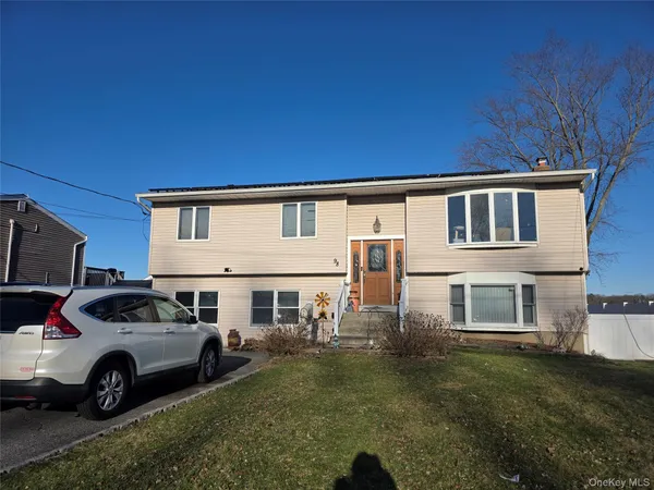 $670,000 | 98 Andrew Avenue, Islip Terrace, NY 11752