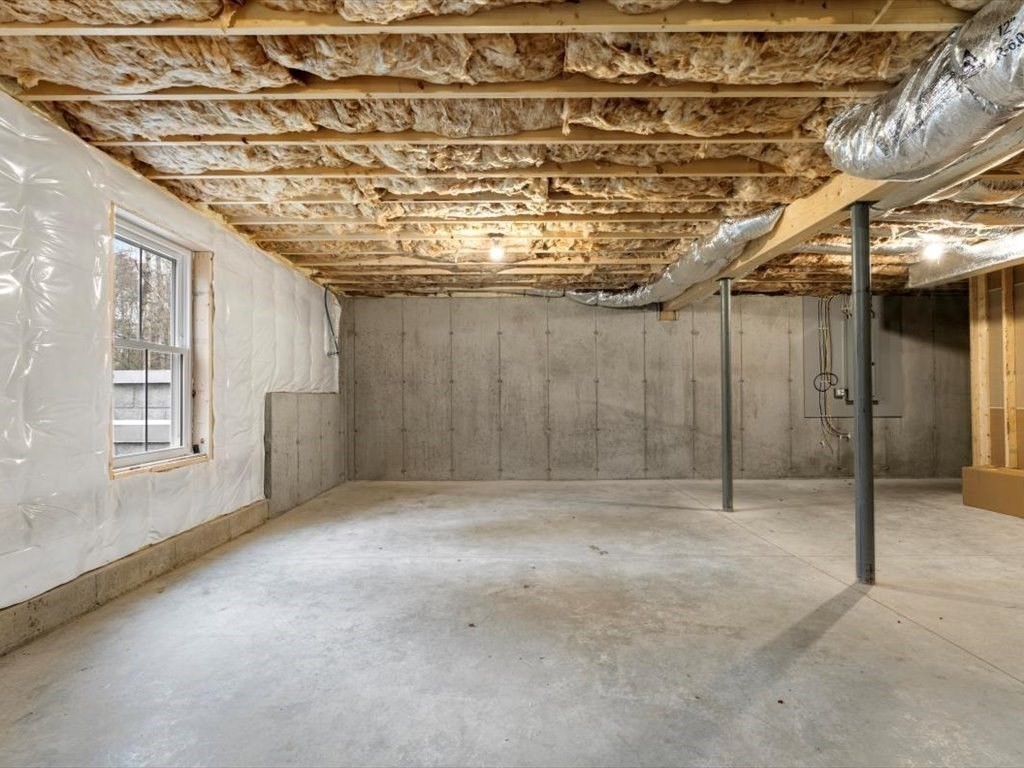 560 Queen Lake Road Phillipston, MA 01331 - Photo 32 of 42 a view of an empty room
