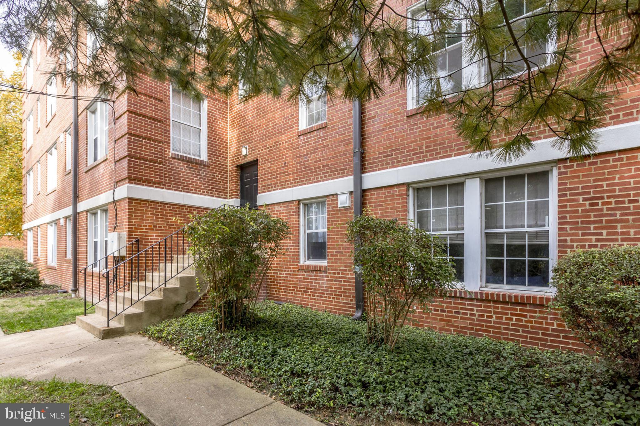 24 South Old Glebe Road, Unit 2C Arlington, VA 22204 - Photo 23 of 24 a front view of a house with garden