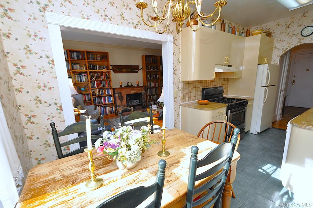 143 Garth Road, Unit 4D Scarsdale, NY 10583 - Photo 14 of 45 Kitchen Dining Area