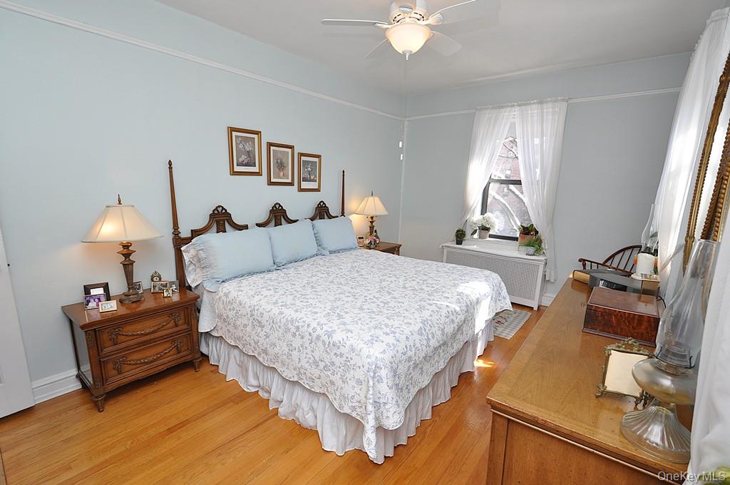 143 Garth Road, Unit 4D Scarsdale, NY 10583 - Photo 18 of 45 The corner, primary bedroom en-suite has a full bath with walk-in closet and is approx 17'-1" x 10'-6".