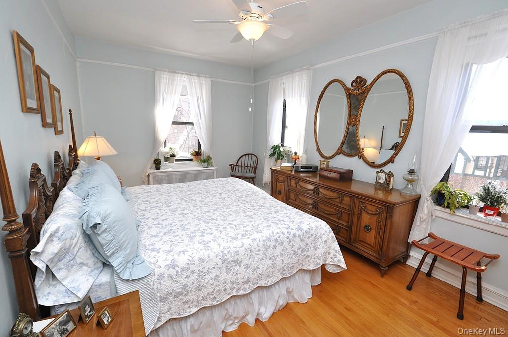 143 Garth Road, Unit 4D Scarsdale, NY 10583 - Photo 19 of 45 The corner, primary bedroom en-suite has a full bath with walk-in closet and is approx 17'-1" x 10'-6".