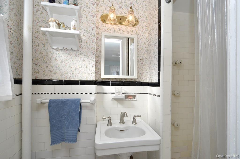 143 Garth Road, Unit 4D Scarsdale, NY 10583 - Photo 22 of 45 Primary private bedroom has a step in shower.