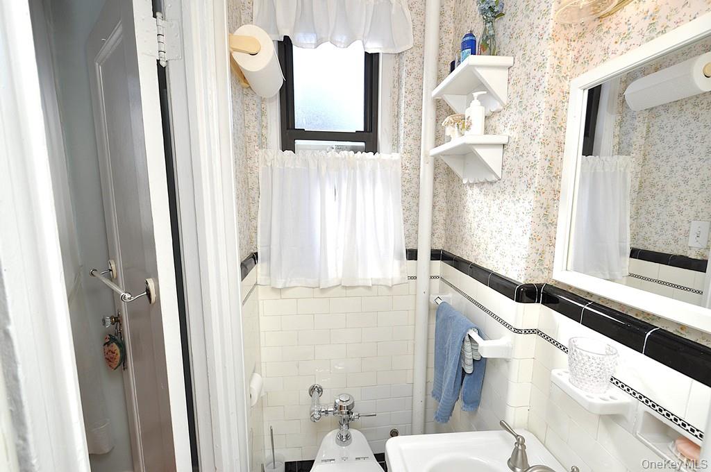 143 Garth Road, Unit 4D Scarsdale, NY 10583 - Photo 24 of 45 Primary private bedroom has a step in shower.