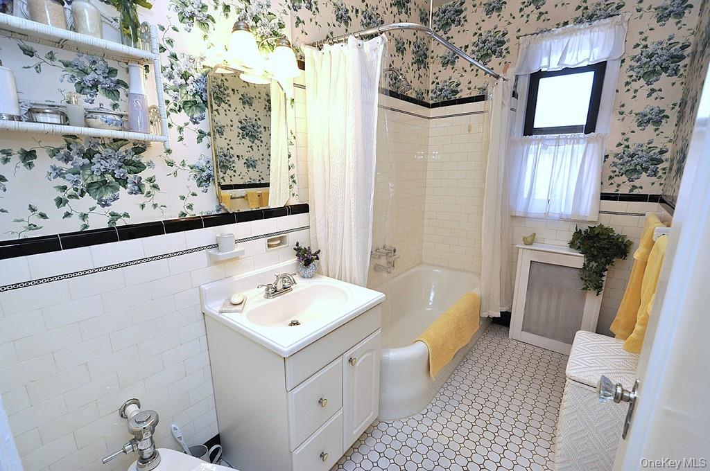 143 Garth Road, Unit 4D Scarsdale, NY 10583 - Photo 30 of 45 Hall Bath