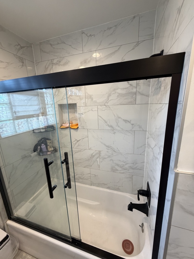 1643 Sycamore Street Des Plaines, IL 60018 - Photo 14 of 27 a bathroom with a bathtub