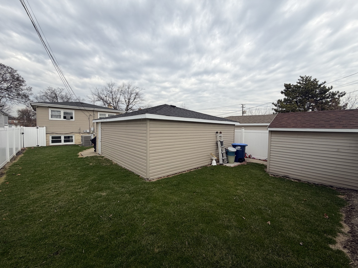 1643 Sycamore Street Des Plaines, IL 60018 - Photo 24 of 27 a view of a backyard of the house