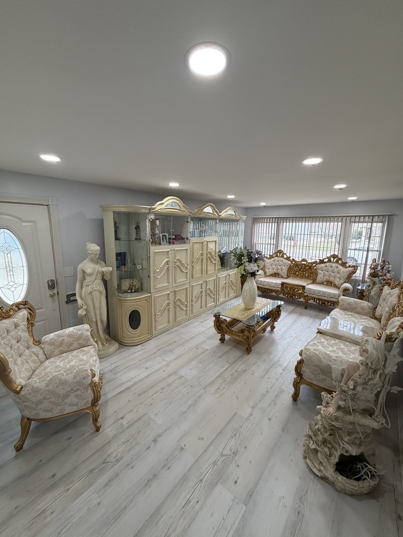 1643 Sycamore Street Des Plaines, IL 60018 - Photo 3 of 27 a living room with furniture and a couch