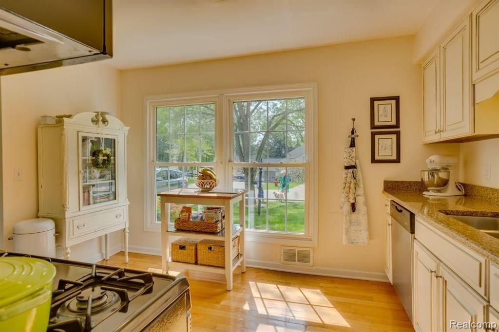 1402 Crescent Lane, Unit 330 Rochester Hills, MI 48306 - Photo 13 of 32