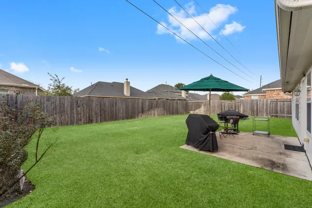 a view of a house with backyard and garden