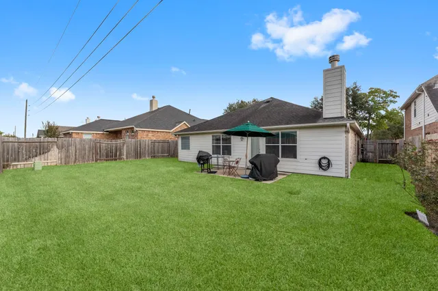 a view of a house with backyard