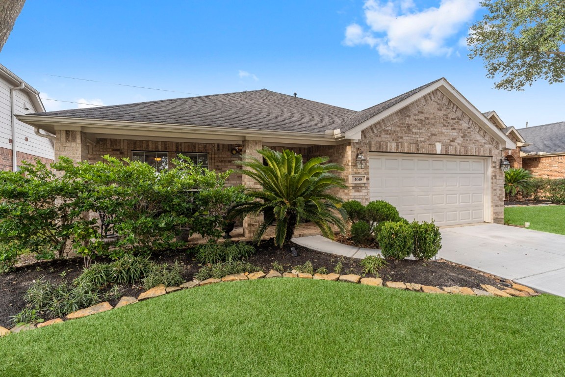 4618 Countrypines Drive Spring, TX 77388 - Photo 5 of 48 a front view of house with a garden