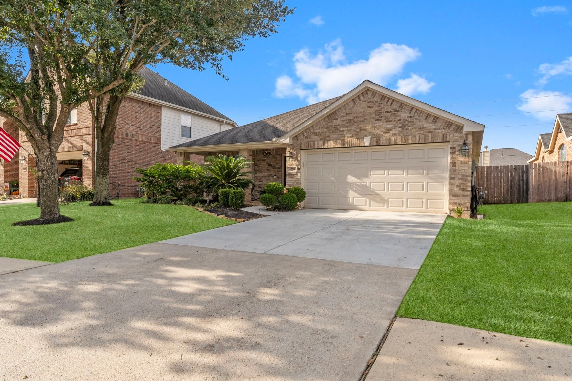 4618 Countrypines Drive Spring, TX 77388 - Photo 6 of 48 a front view of house with yard