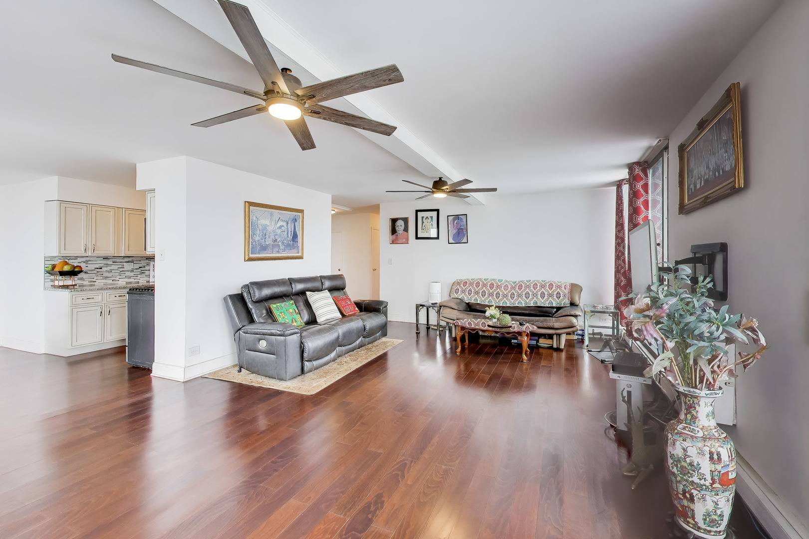40 North Tower Road, Unit 16N Oak Brook, IL 60523 - Photo 6 of 31 a living room with furniture and a table