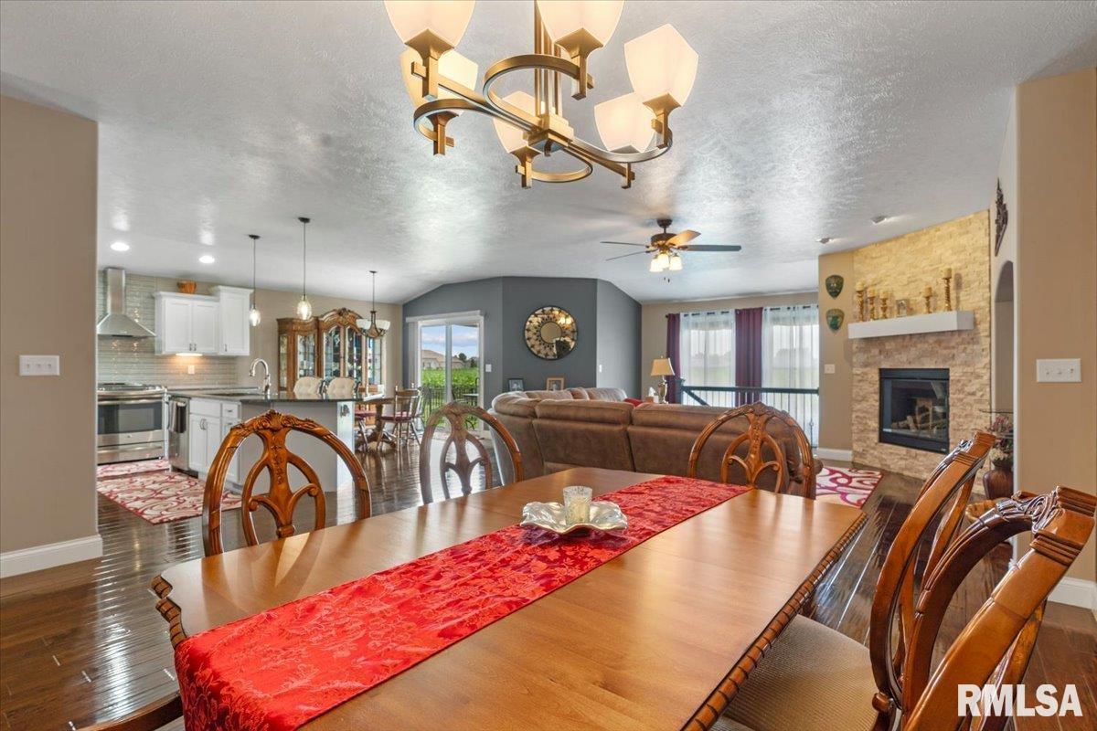 2820 Castlerock Ridge Springfield, IL 62711 - Photo 5 of 43
