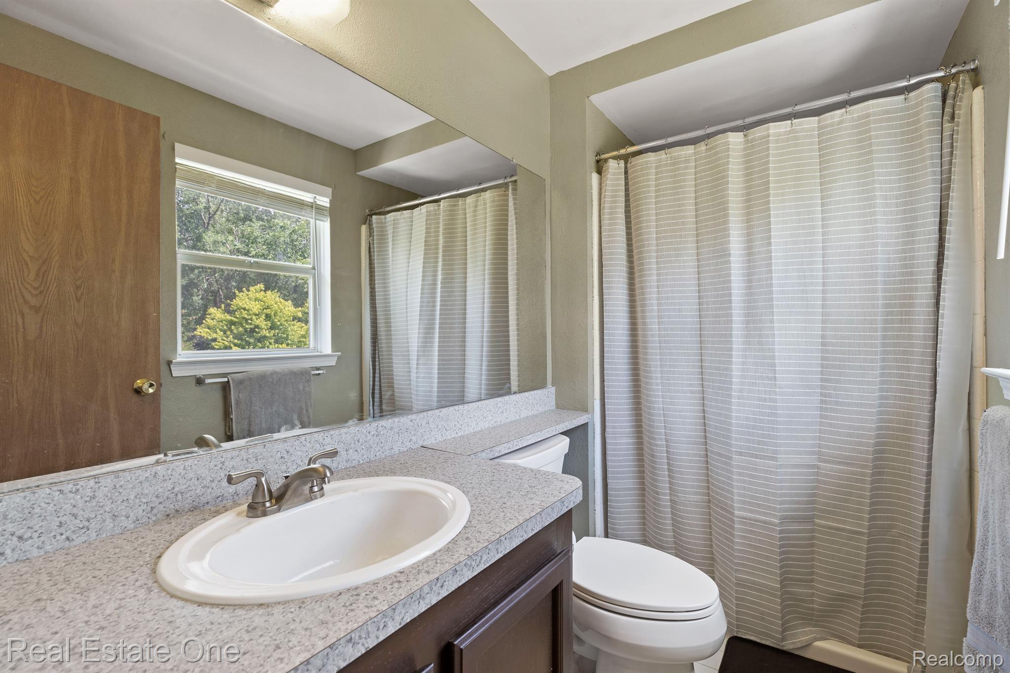 44638 Ridgefield Road Canton, MI 48188 - Photo 10 of 21 MASTER BATH