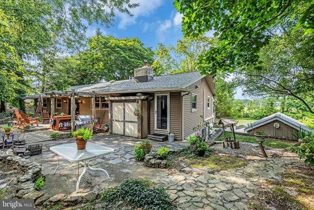 a view of a house with backyard