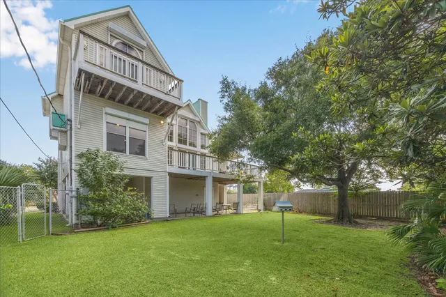 $398,000 | 422 Bay Colony Drive, La Porte, TX 77571