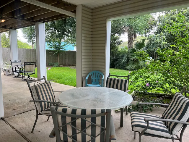 $398,000 | 422 Bay Colony Drive, La Porte, TX 77571