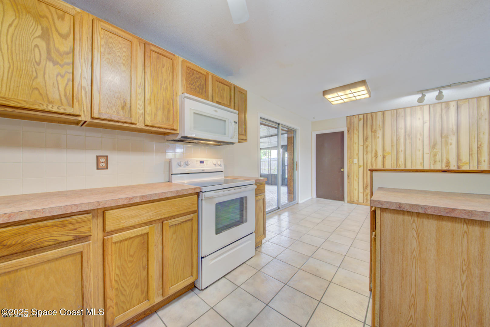 165 Virginia Road Melbourne, FL 32904 - Photo 12 of 32 a kitchen with granite countertop cabinets and appliances